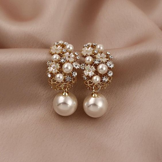 Chic and Stunning Pearl Earrings