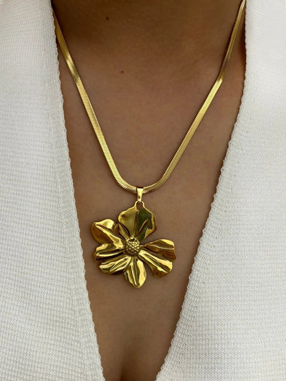 Elegant Pendant Necklace